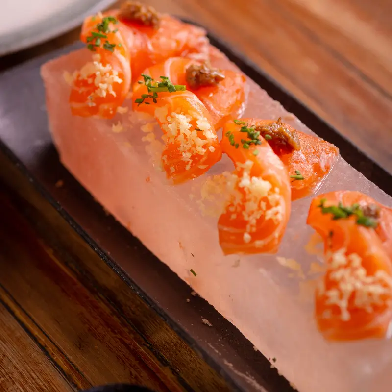 Sashimi Salmão com Azeite Trufado na Pedra de Sal