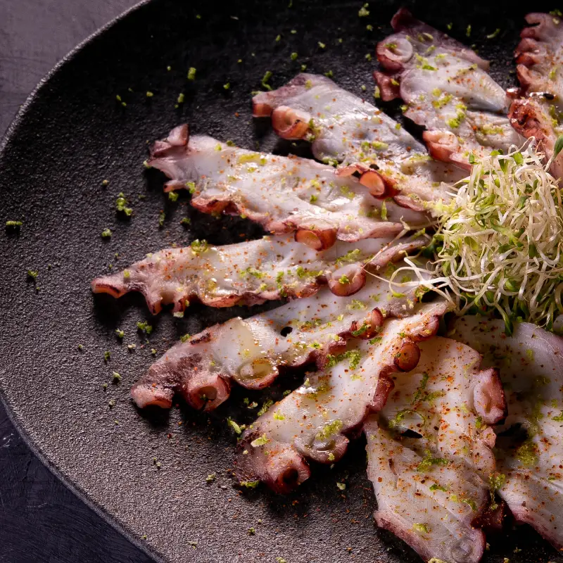 Carpaccio Ussuzukuri de Polvo Trufado
