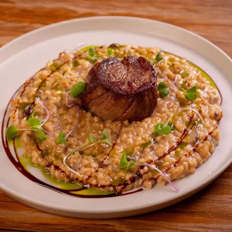 Filé com risotto de cogumelos