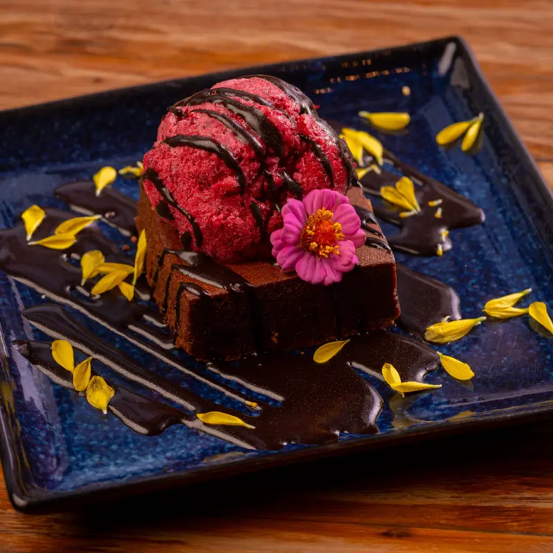Brownie Com Calda De chocolate e Sorvete De Morango Fruta